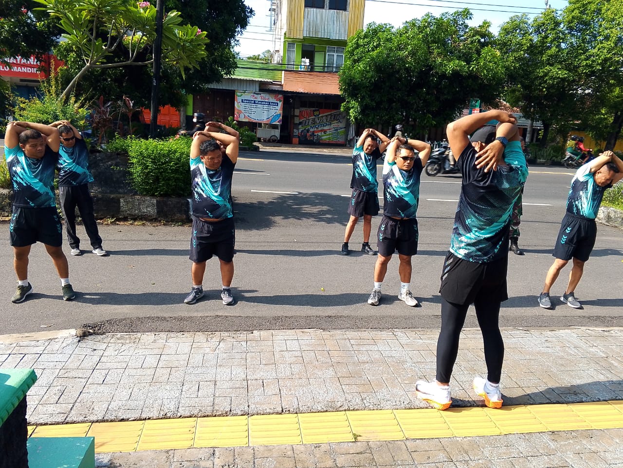 *Jaga Kebugaran Dan Stamina Fisik, Koramil 04/Jebres Gelar Olah Raga Jalan Sehat Bersama*