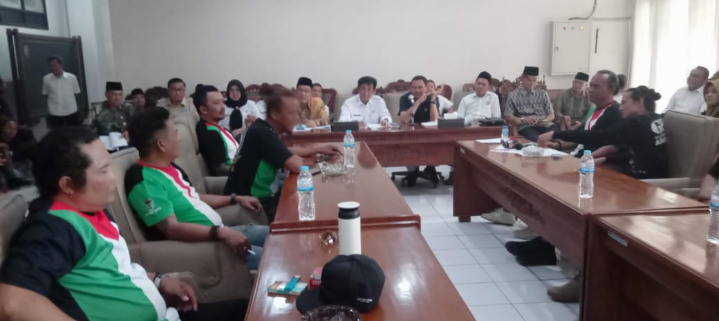 Kantor Dewan Perwakilan Rakyat Daerah (DPRD ) Kabupaten Magelang. Di Datangi GPK Aliansi Tepi Barat.