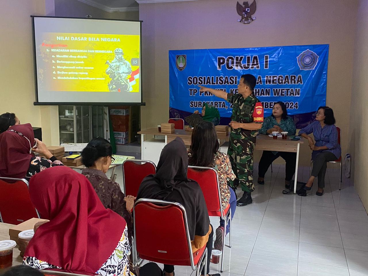 Babinsa Kepatihan Wetan Berikan Sosialisasi Kesadaran Bela Negara kepada Kader PKK.