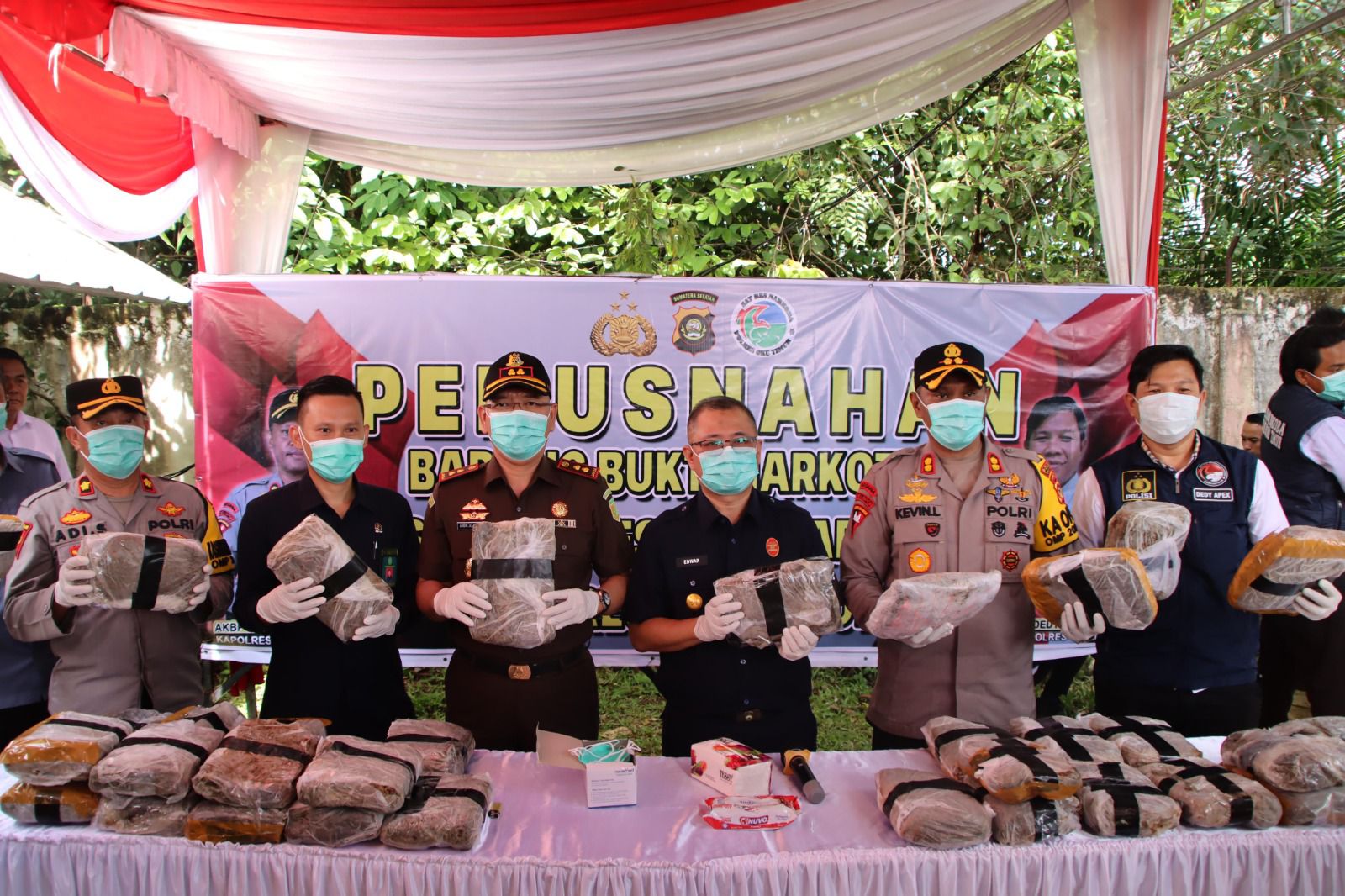 Ganja Kering sebanyak 35,47.kilogram di Musnahkan Polres Oku Timur.