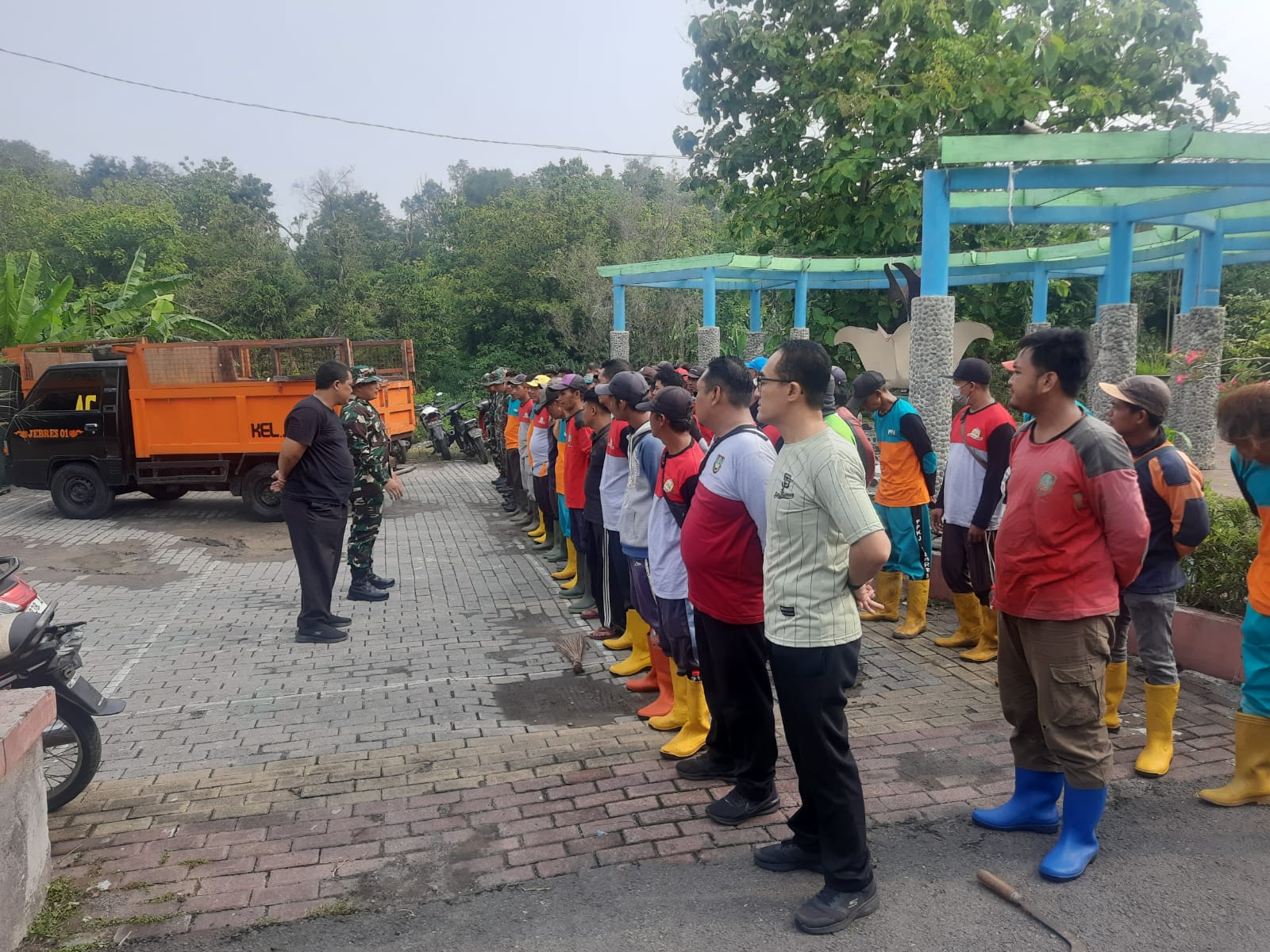 Guyub Rukun, Anggota Koramil 04/Jebres Bersama Masyarakat Laksanakan Kerja Bakti Bersihkan Lingkungan