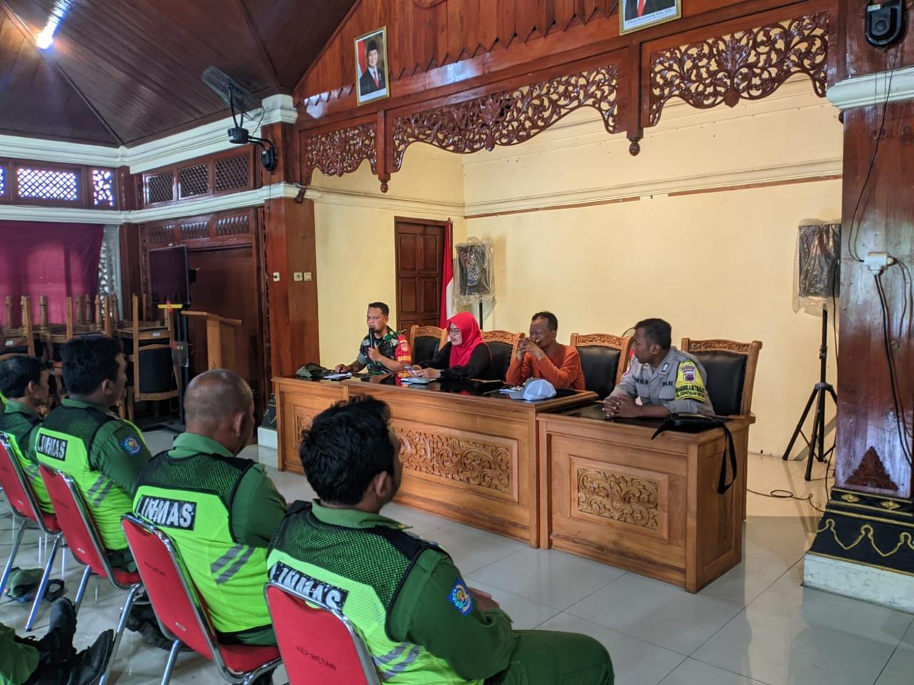 Babinsa Kepatihan Wetan Beri Arahan Linmas Tingkatkan Kinerja Dan Sinergitas Hadapi Pilkada 2024.