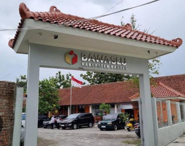 Puluhan Orang Dari Aliansi Masyarakat Bantul Peduli Demokrasi Mendatangi Kantor BAWASLU.