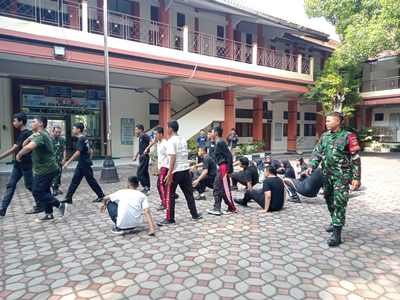*Bentuk Generasi Hebat Dan Tangguh, Danramil 01/Laweyan Berikan Pembekalan Wasbang Siswa SMKN 5 Surakarta*