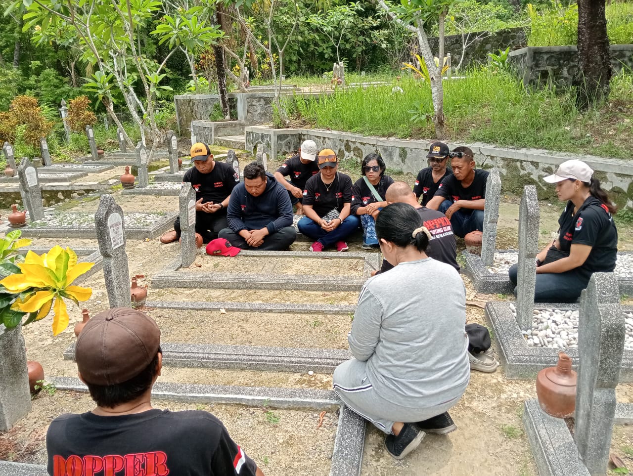 Dalam memperingati hari pahlawan Dopper shooting club Bersih-Bersih Makam Pahlawan TMP 45