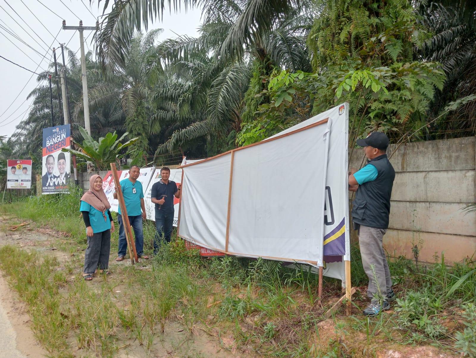 PPK Tenayan Raya Tertibkan APK Peserta Pilkada di Hari Pertama Masa Tenang