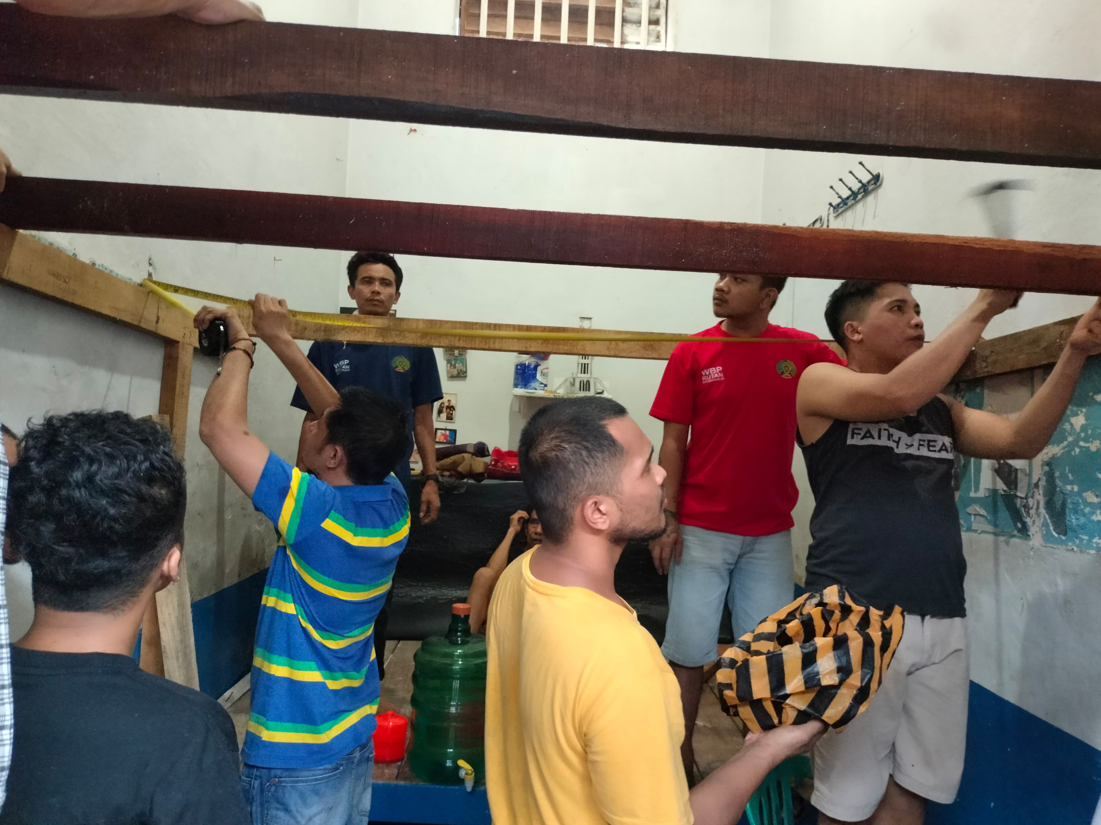 Langkah Mengurangi Overkapasitas, Rutan Batusangkar Pasang Kayu Tingkat Tempat Tidur Warga Binaan Demi Wujudkan Program Akselerasi Menimipas