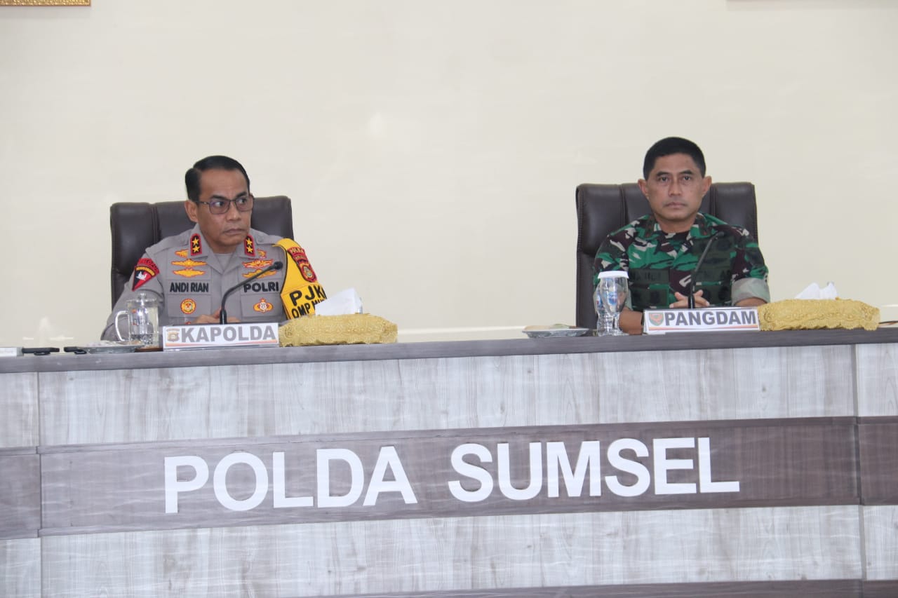 Kapolda Sumsel Pangdam II / Sriwijaya dan Kapolri ikuti ke kegiatan vicon persiapan pilkada serentak 2004.