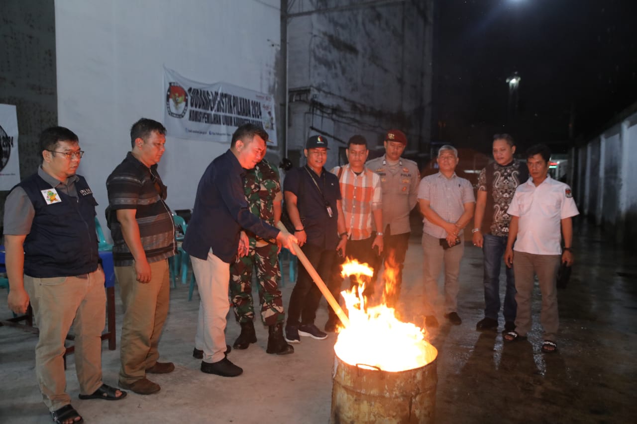Bupati Asahan Saksikan Pemusnahan Surat Suara Tidak Terpakai