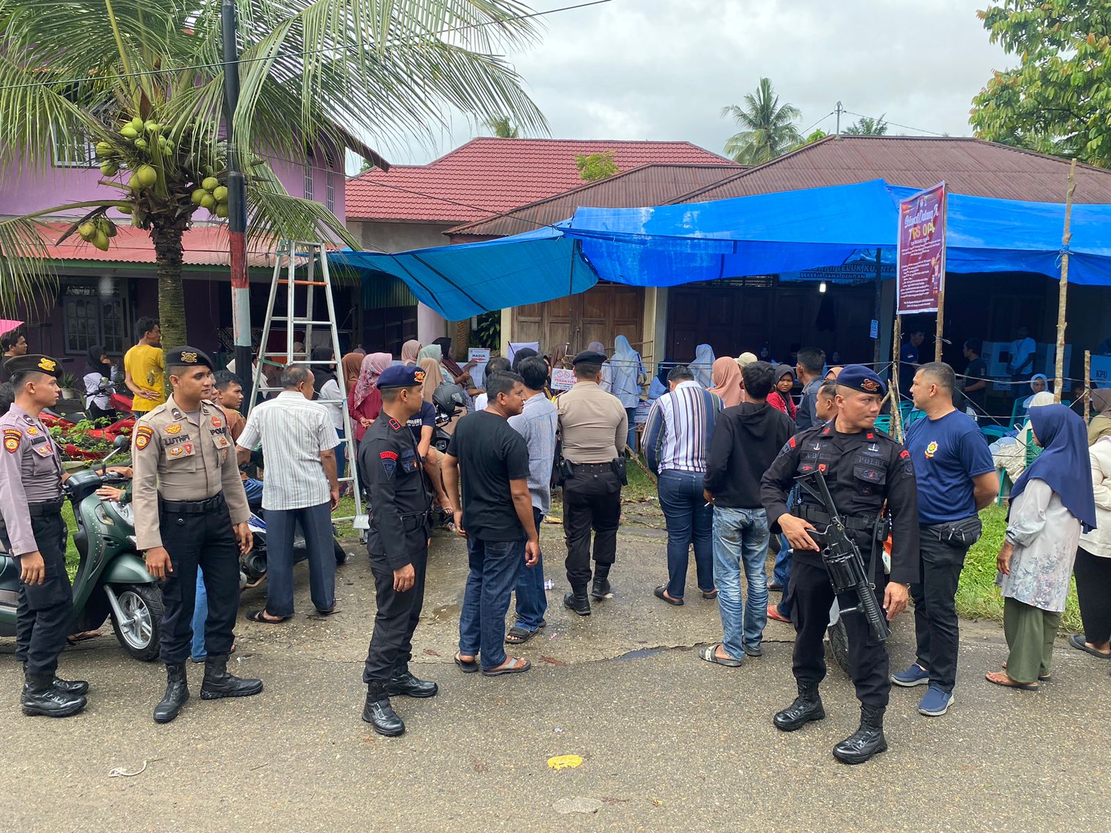 Ciptakan Kondusifitas, Brimob Polda Riau BKO Polres Kuantan Singingi Gelar Patroli