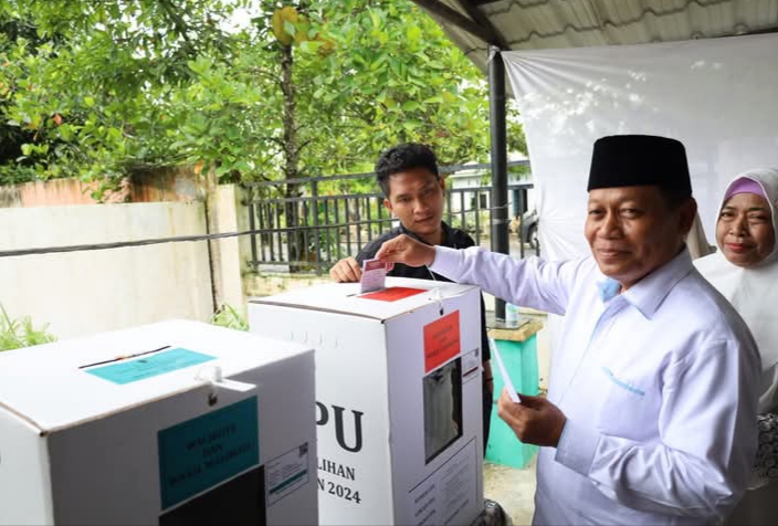 Pilkada Tanjungbalai, Wali Kota Mencoblos Di TPS 07 Kelurahan Pahang