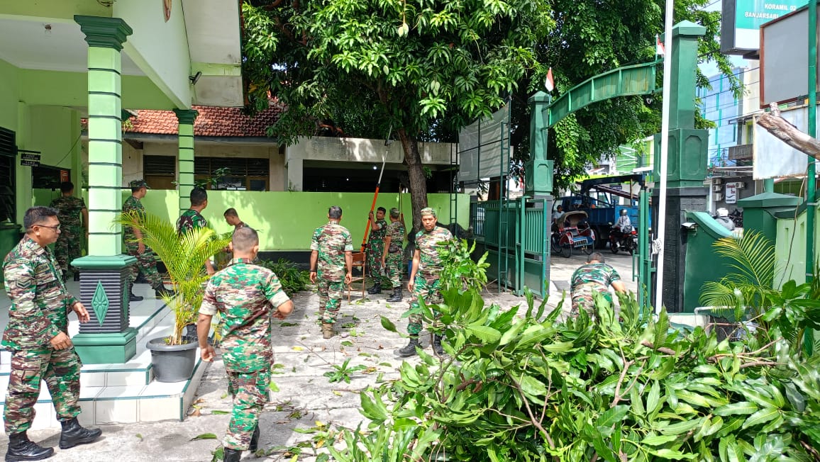 *Cegah Terjadinya Pohon Tumbang, Koramil 02/Banjarsari Laksanakan Kerja Bakti Perempelan Dan Pemotongan Ranting Pohon*