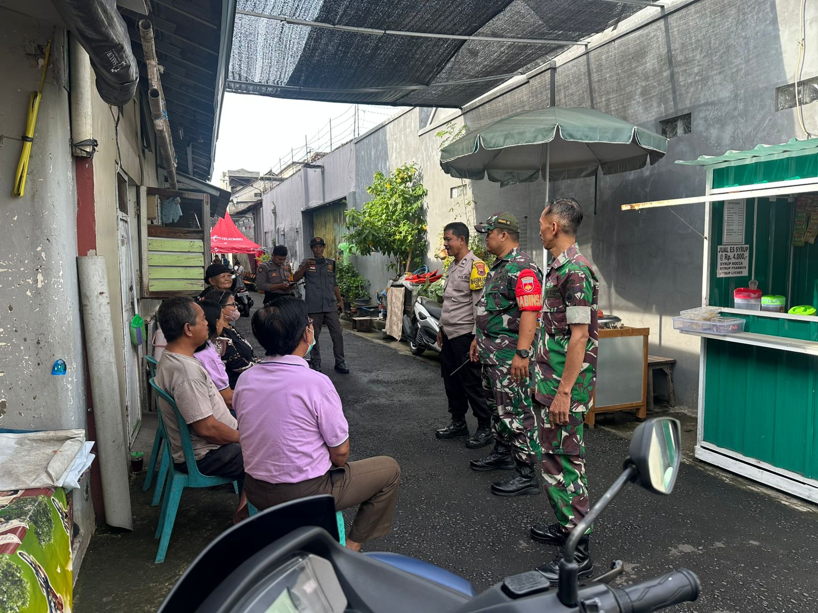 *Pasca Pilkada, Babinsa Kemlayan Bersama Bhabinkamtimas Laksanakan Patroli Yakinkan Wilayah Tetap Aman Dan Kondusif*