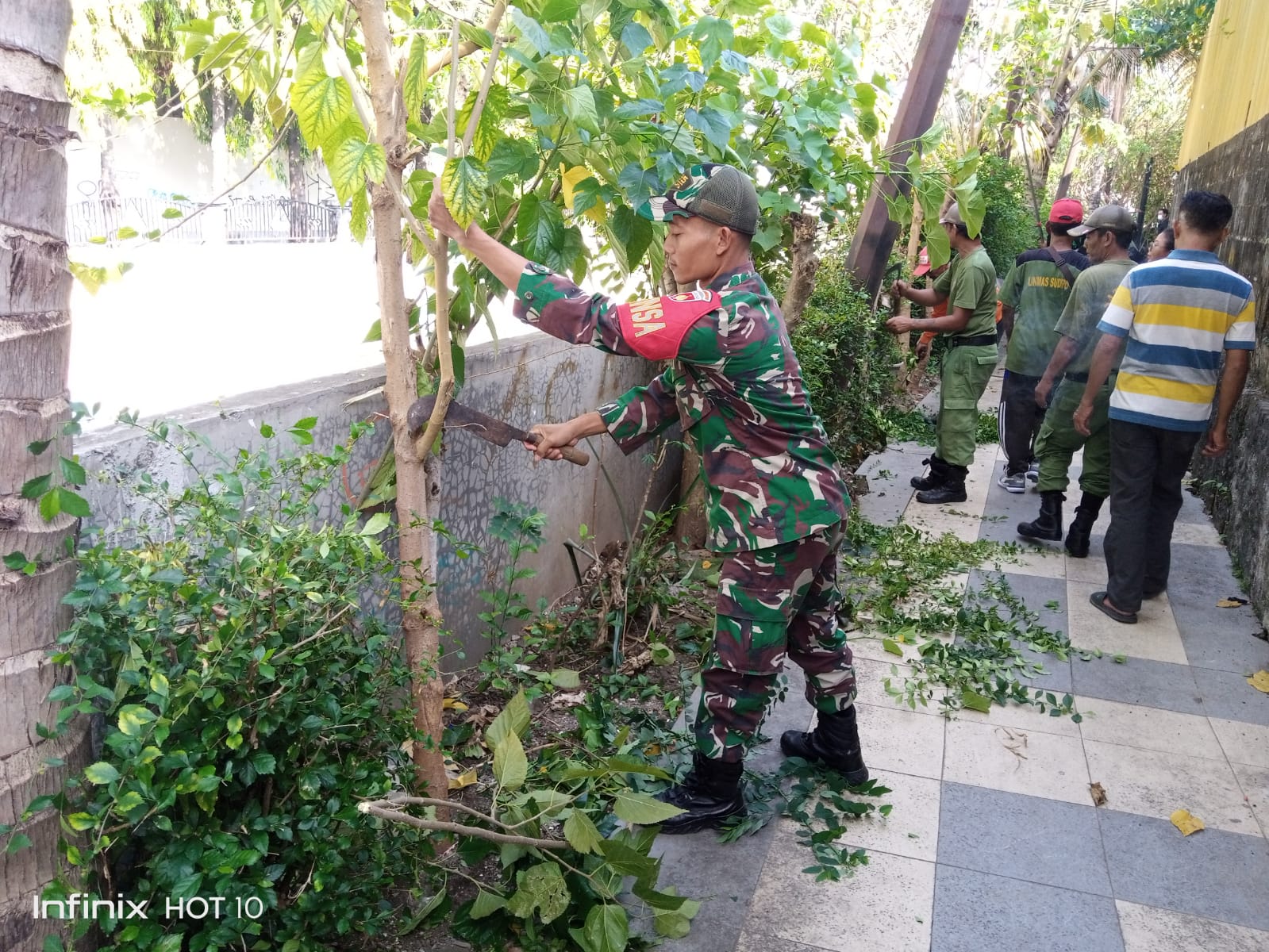 Langkah Preventif Jelang Musim Hujan, Babinsa Sudiroprajan Motori Pelaksanaan Pembersihan Lingkungan.