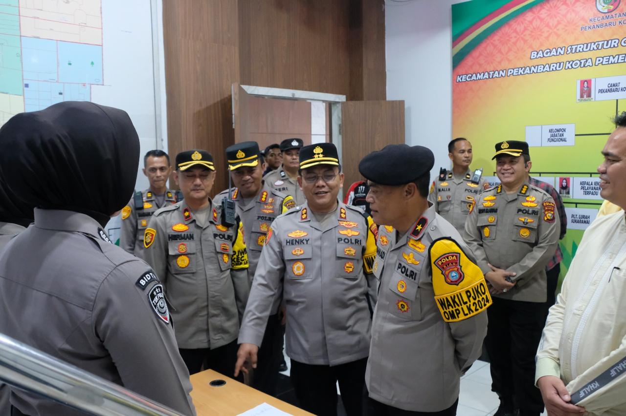 Datangi Kantor Camat, Wakapolda Riau Pastikan Rekapitulasi di PPK Berjalan Kondusif