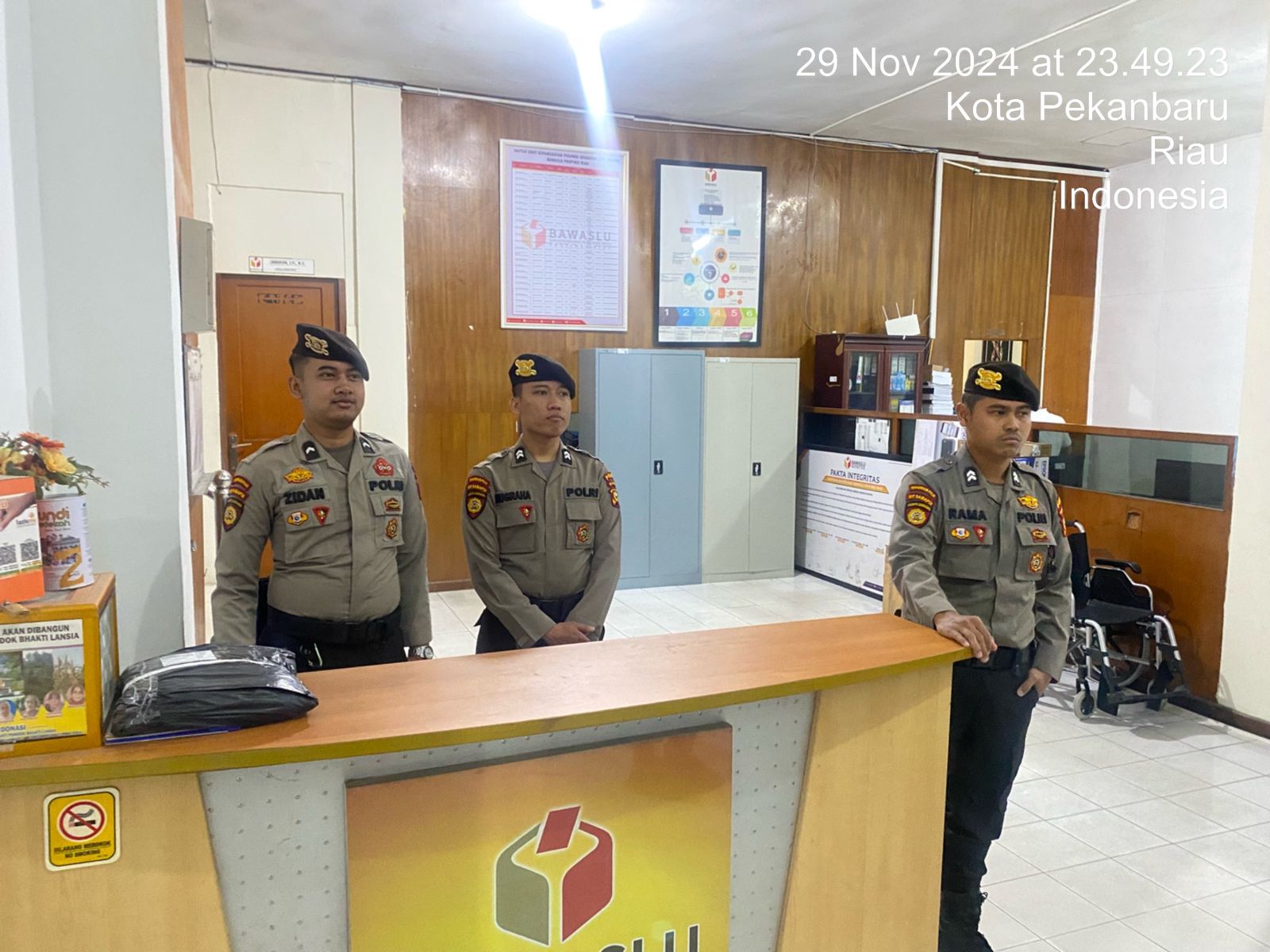 Personel Subsatgas PAM OMP LK-2024 Rutin Lakukan Pengamanan di KPU dan Bawaslu Riau
