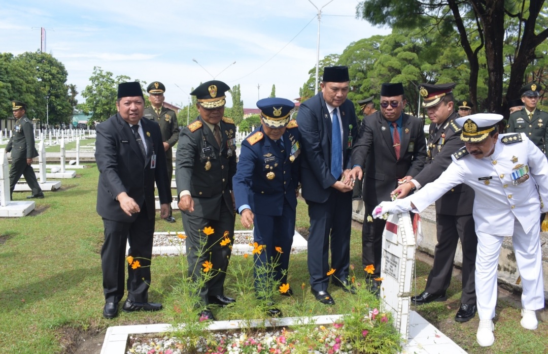 Pimpin Upacra Ziarah Tabur Bunga Ke TMP ,Begini Pesan Danrem 031 / Wira Bima