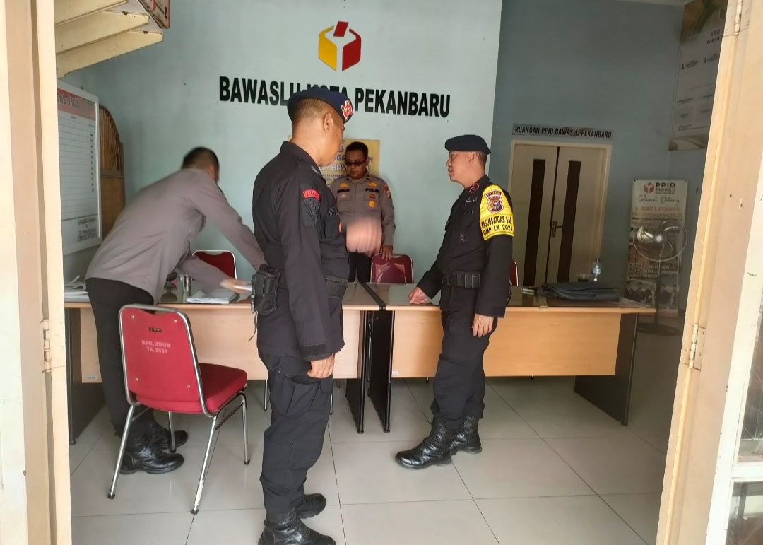 Pastikan Keamanan, Satgas SAR Brimobda Riau OMP LK-2024 Patroli ke Bawaslu Kota Pekanbaru 