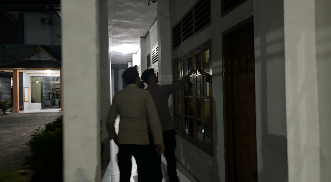 Personil Subsatgas PAM Lakukan Pengamanan 24 Jam Kepada Kantor Penyelenggara Pilkada 