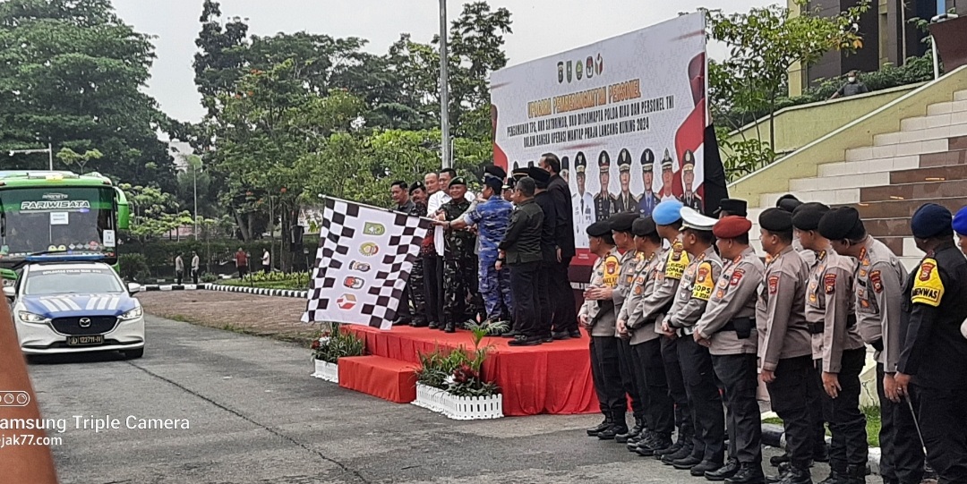 Kapolda Riau Didampingi Forkopimda Melepas Keberangkatan 1.600 Personel Pengamanan TPS