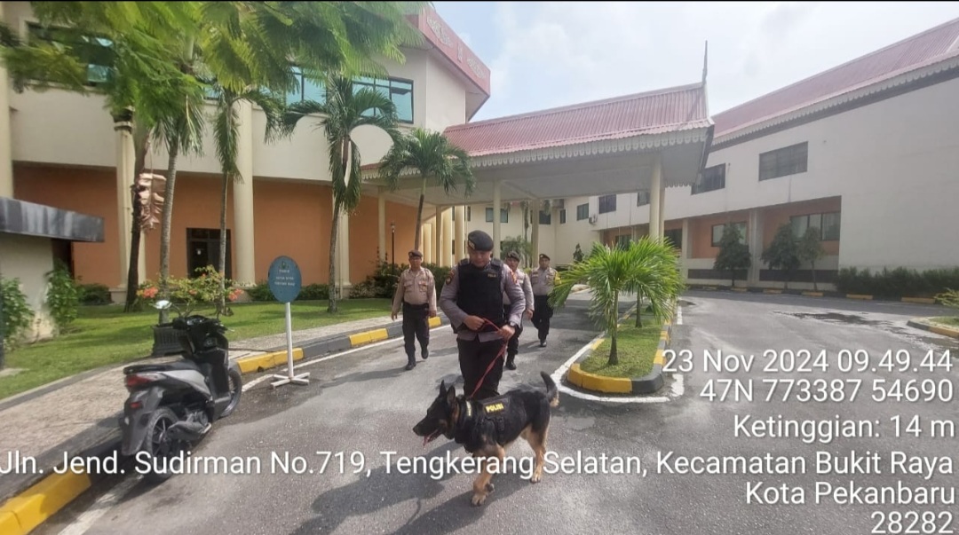 Satgas Sterilisasi Didukung Hewan Satwa K9 Melaksanakan Sterilisasi Beberapa Objek Vital
