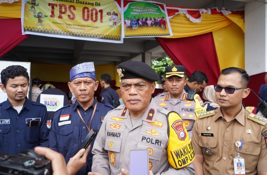 Gerimis Tak Surutkan Semangat Wakapolda Tinjau Sejumlah TPS di Pekanbaru