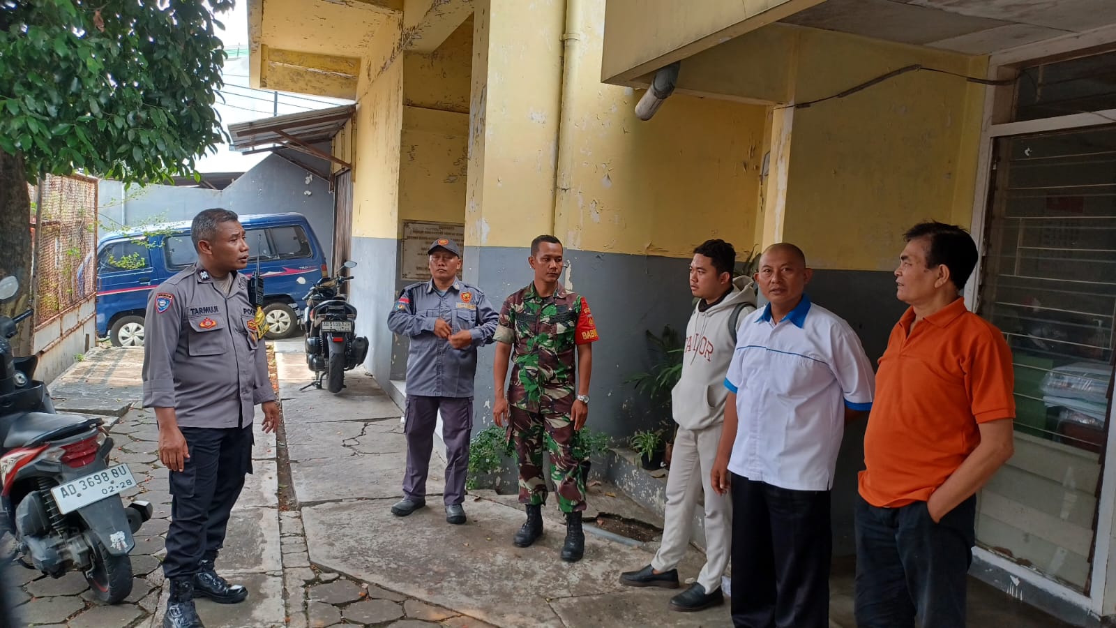 Yakinkan Wilayah Tetap Aman Dan Kondusif Pasca Pilkada, Babinsa Jagalan Bersama Bhabinkamtibmas Laksanakan Patroli