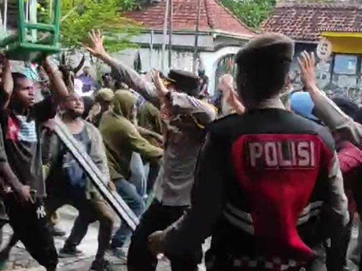 Ratusan Aliansi Mahasiswa Papua ( AMP ) Yogyakarta Bentrok Dengan Polisi