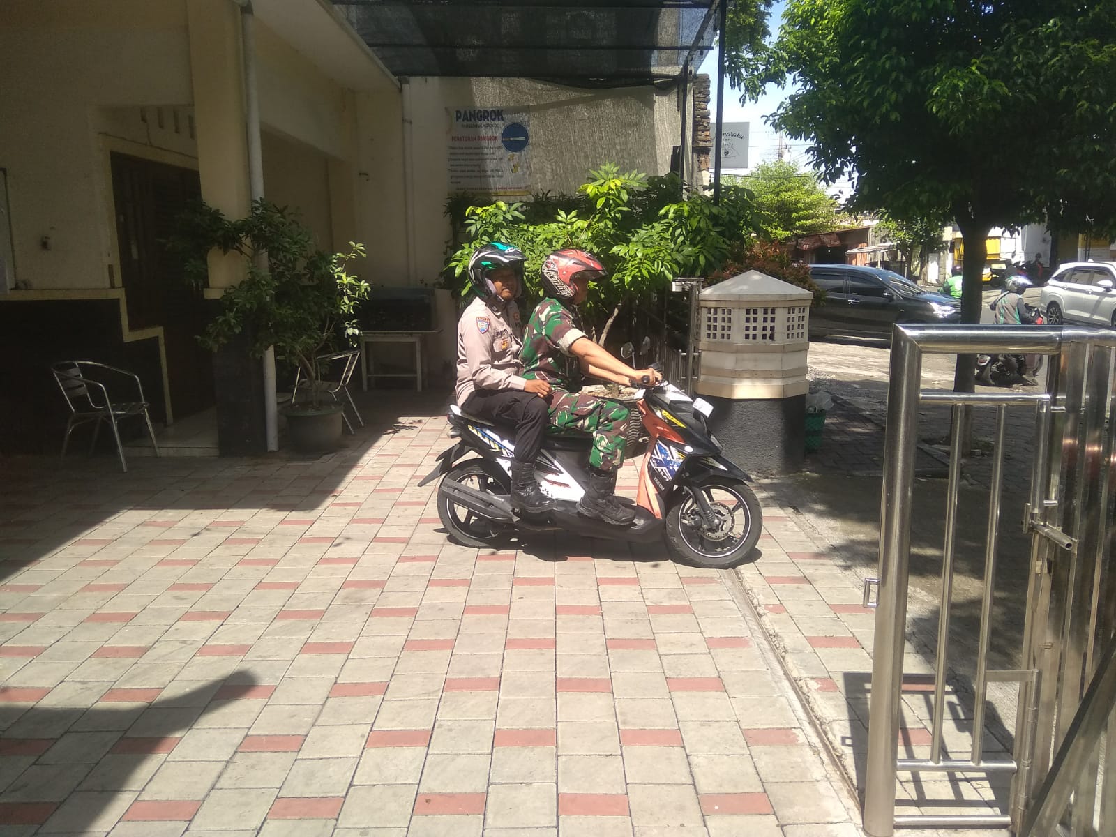 Berboncengan, Babinsa Punggawan Dan Bhabinkamtibmas Patroli Bersama Berikan Rasa Aman Terhadap Masyarakat