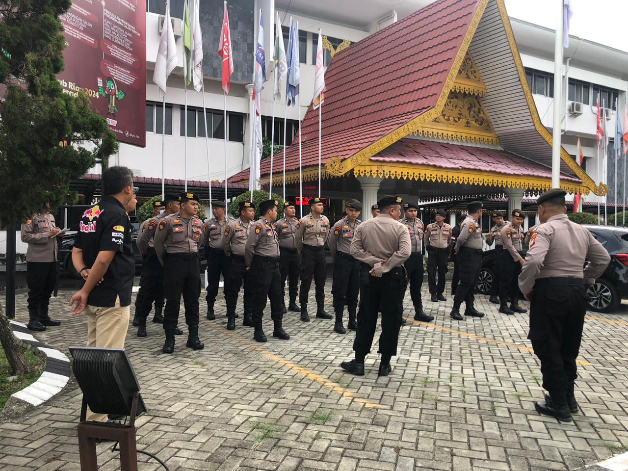 Personel Subsatgas PAM, Siaga Siang Malam di Kantor KPU dan Bawaslu Riau 