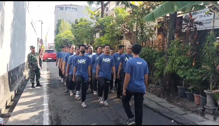 Tingkatkan Kedisiplinan Dan Loyalitas Linmas, Babinsa Nusukan Bersama Bhabinkamtibmas Berikan Pelatihan PBB