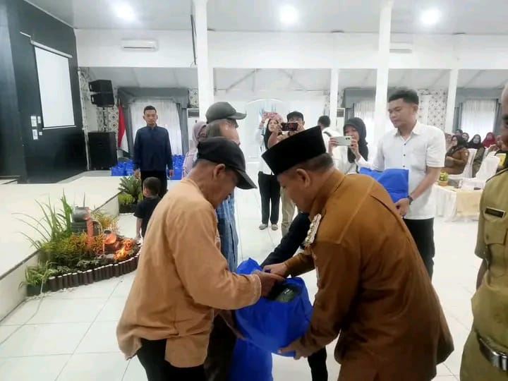 Wali Kota Tanjungbalai Berikan Bansos Penyediaan Makanan Non Panti Sosial