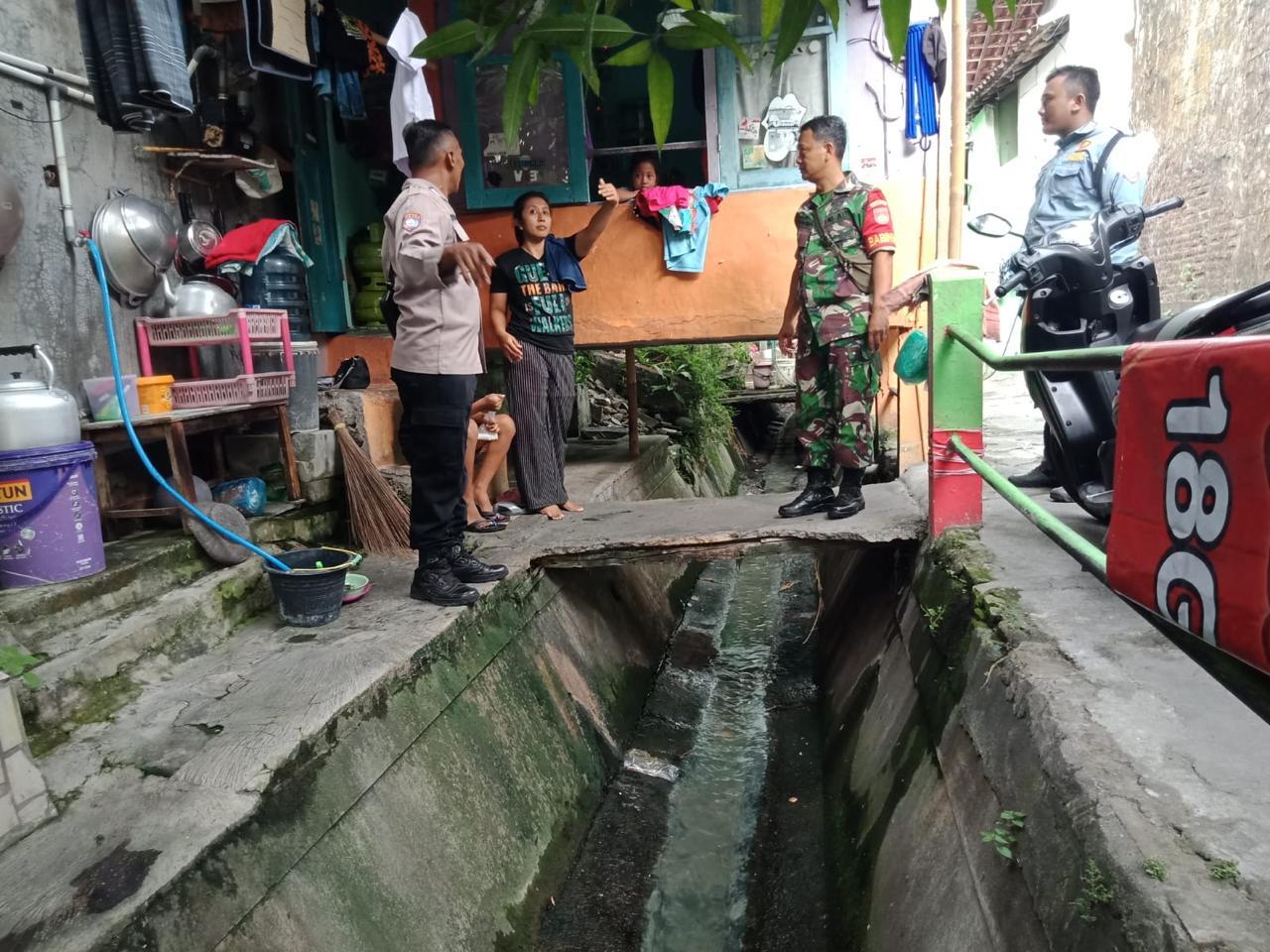 Sambangi Warga di Wilayah Binaan, Babinsa Kepatihan Wetan Selipkan Pesan Waspadai Cuaca Hujan Dan Angin Kencang