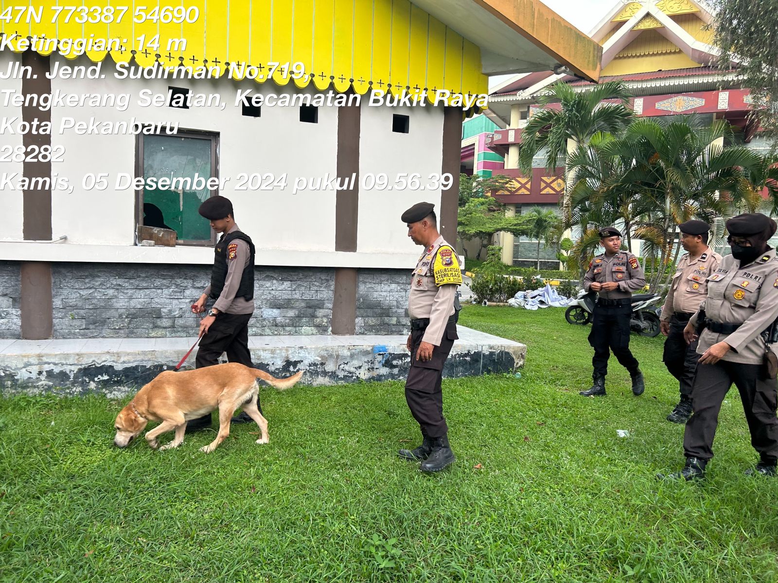 Personel Subsatgas Sterilisasi Melaksanakan Sterilisasi di Area Kantor Penyelenggara Pilkada 