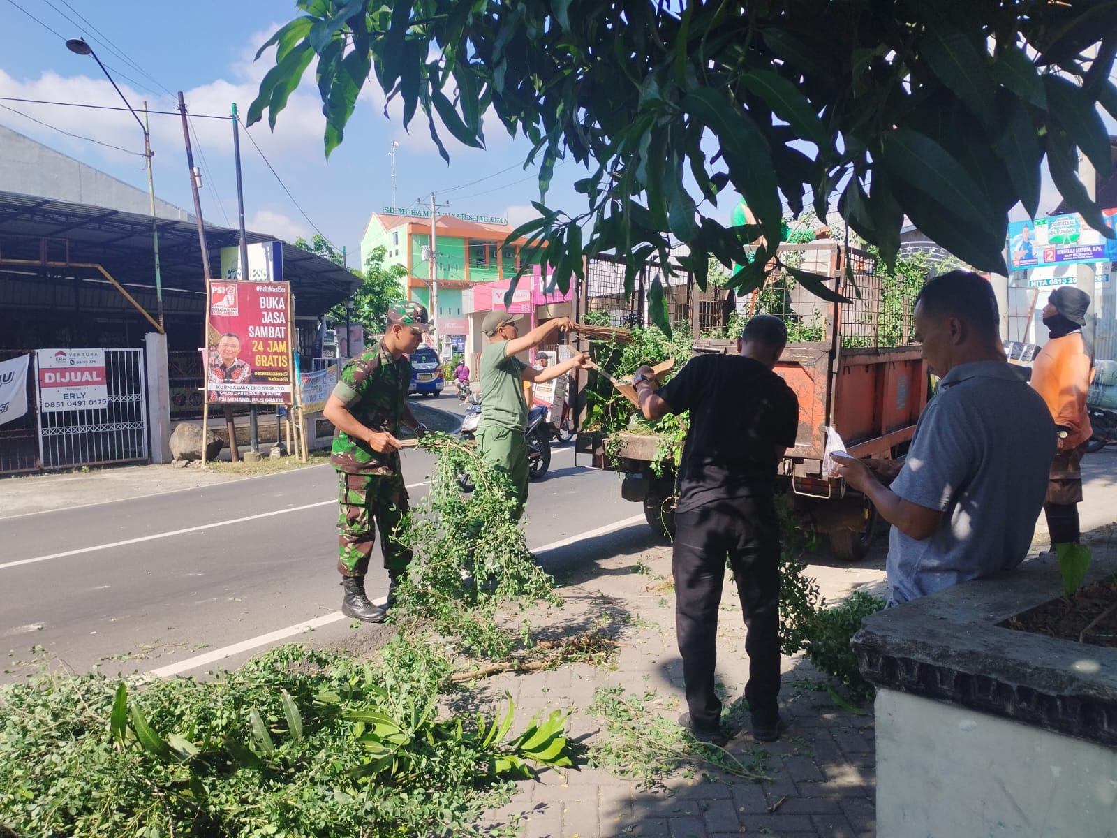 Pelopori Kegiatan Positif di Wilayah, Babinsa Bersama Warga Laksanakan Kerja Bakti Pembersihan Lingkungan