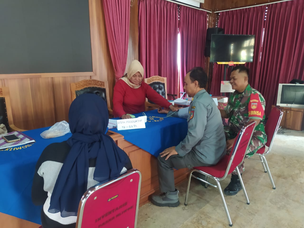Peduli Kesehatan Warga, Babinsa Dampingi Petugas Laksanakan Pengecekan Kesehatan