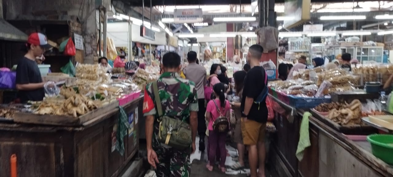 Babinsa Sudiroprajan Cek Harga Sembako di Pasar Gede Solo, Yakinkan Tetap Stabil