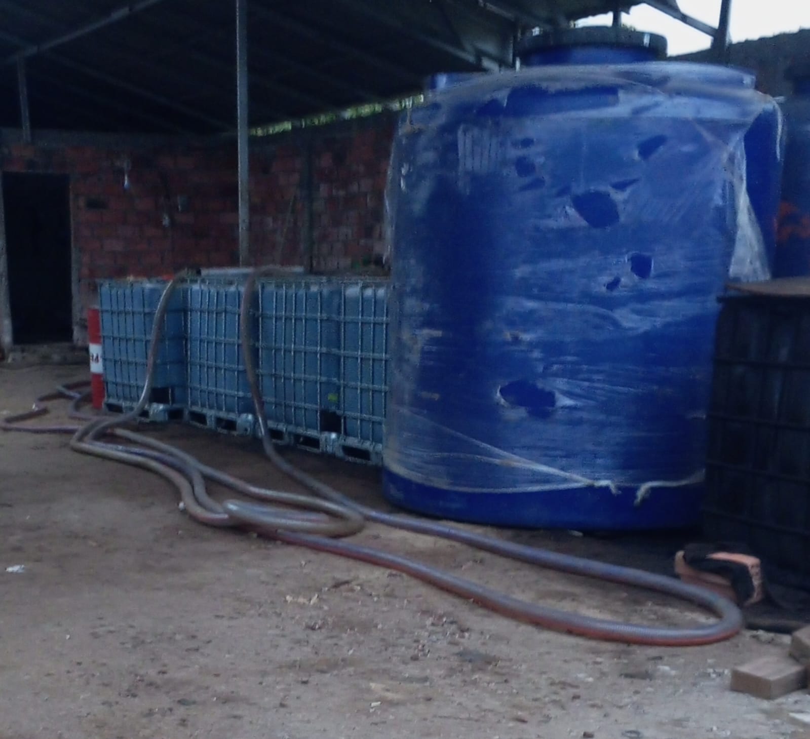 Marak nya Gudang BBM ilegal Masih Bebas Beraktivitas di jalan Lintas Palembang Prabumulih di desa Palem raya Ogan ilir.