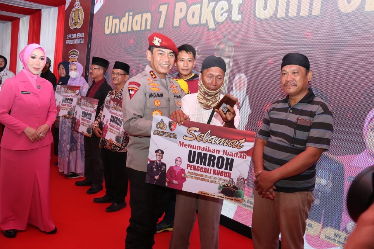 Kapolda Sumatera Selatan Irjen Pol Andi Rian Djajadi, S.I.K., M.H memimpin acara syukuran dalam Rangka Hari Jadi Reserse Polri Ke-77.