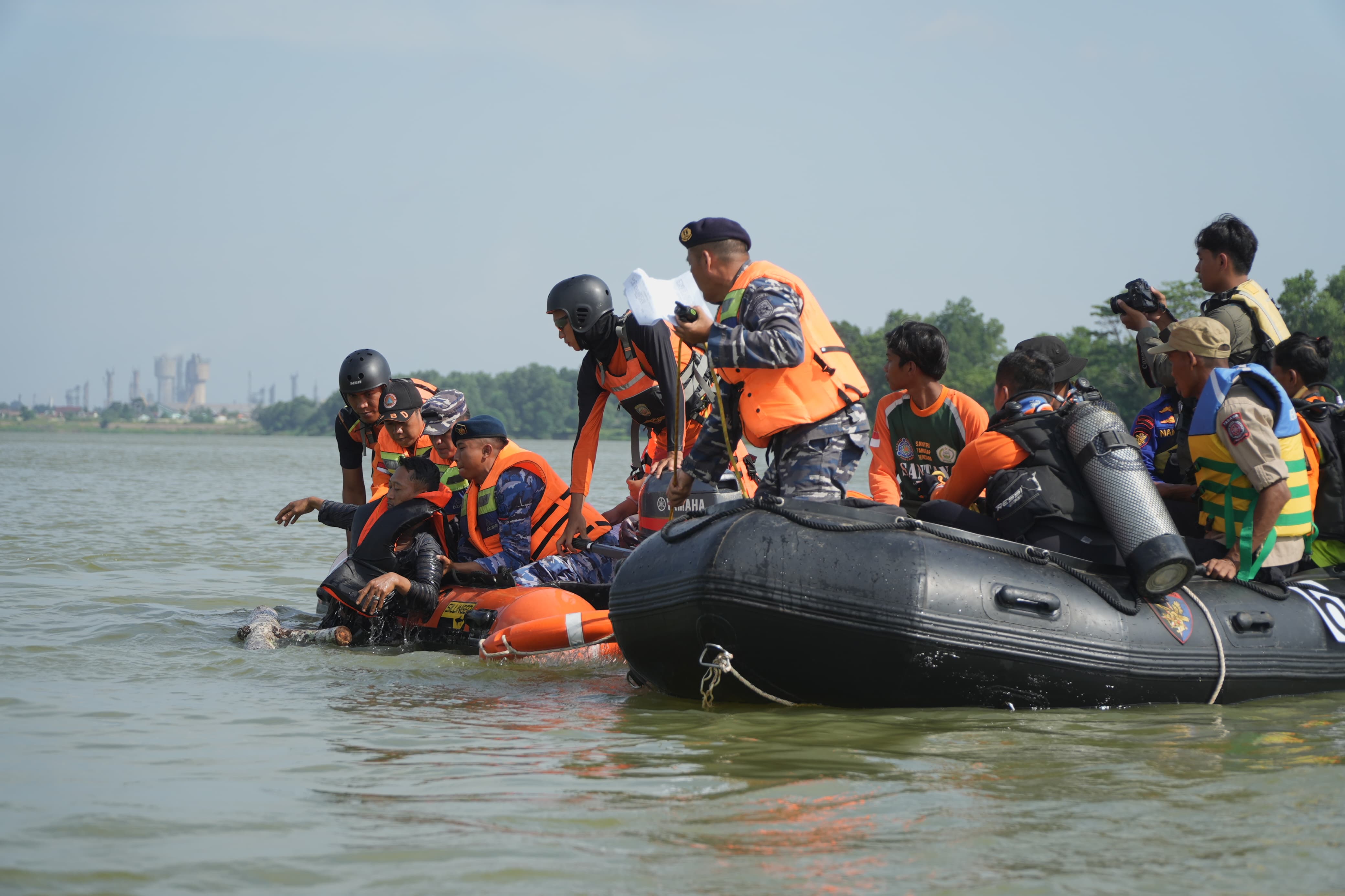 Lanal Palembang Evakuasi Korban Banjir, Dalam Kegiatan Resistensi Bencana TNI Angkatan Laut TA 2024.