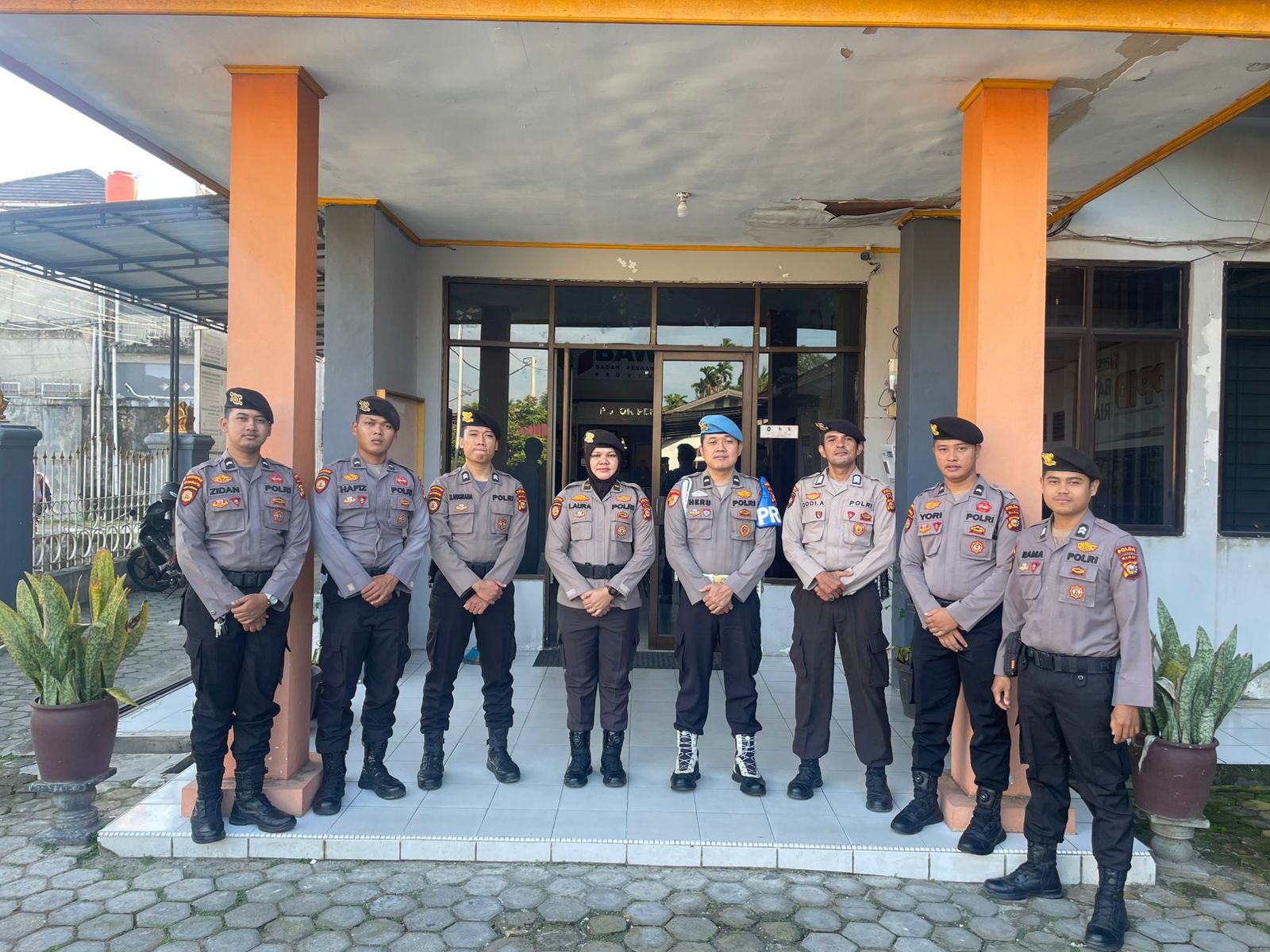 Personel Subsatgas PAM OMP LK-2024 Lakukan Pengamanan Di KPU dan Bawaslu Riau 