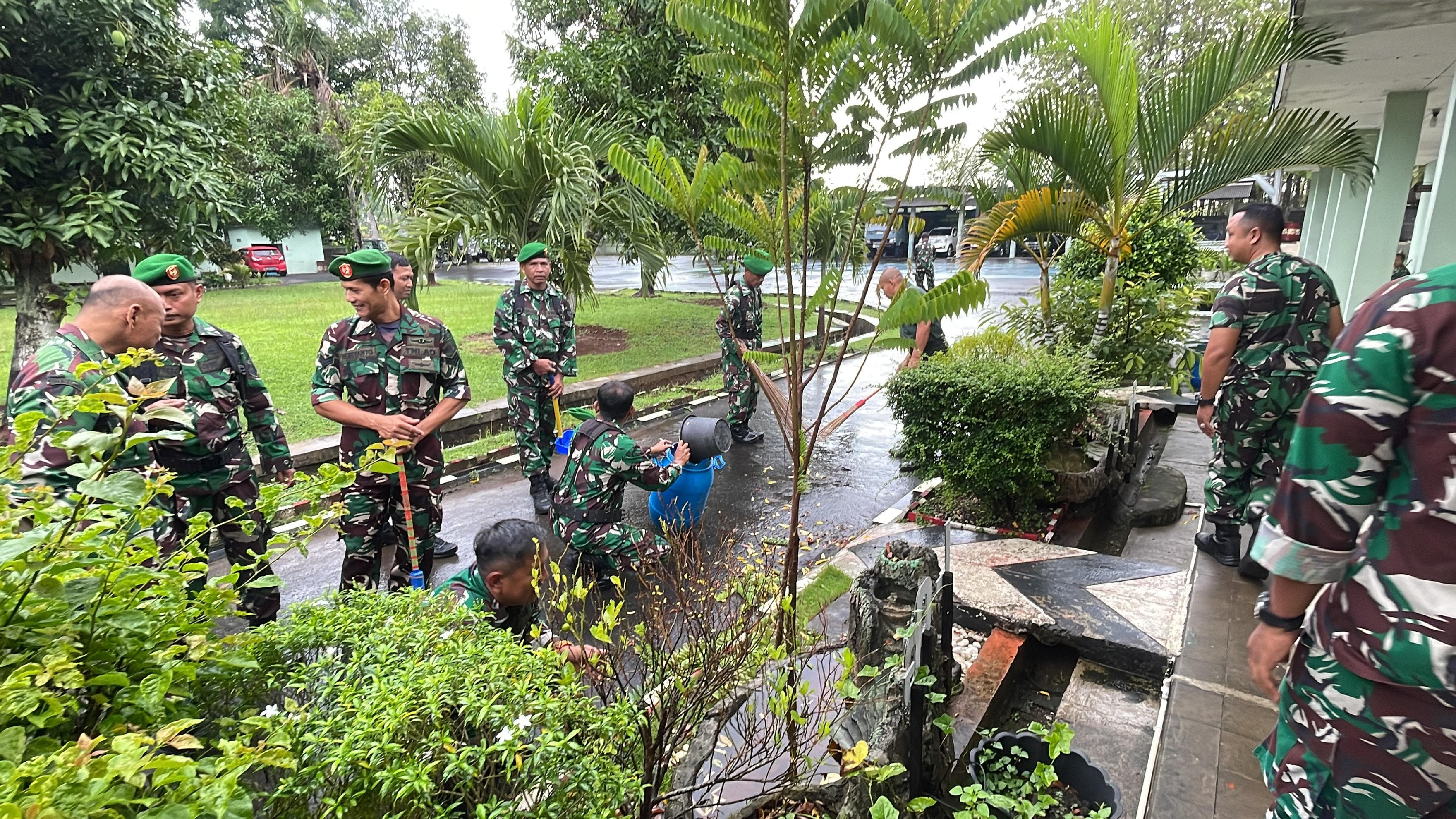 Jadikan Pangkalan Indah Dan Rapi, Anggota Kodim 0730/Gunungkidul Lakukan Pembersihan.