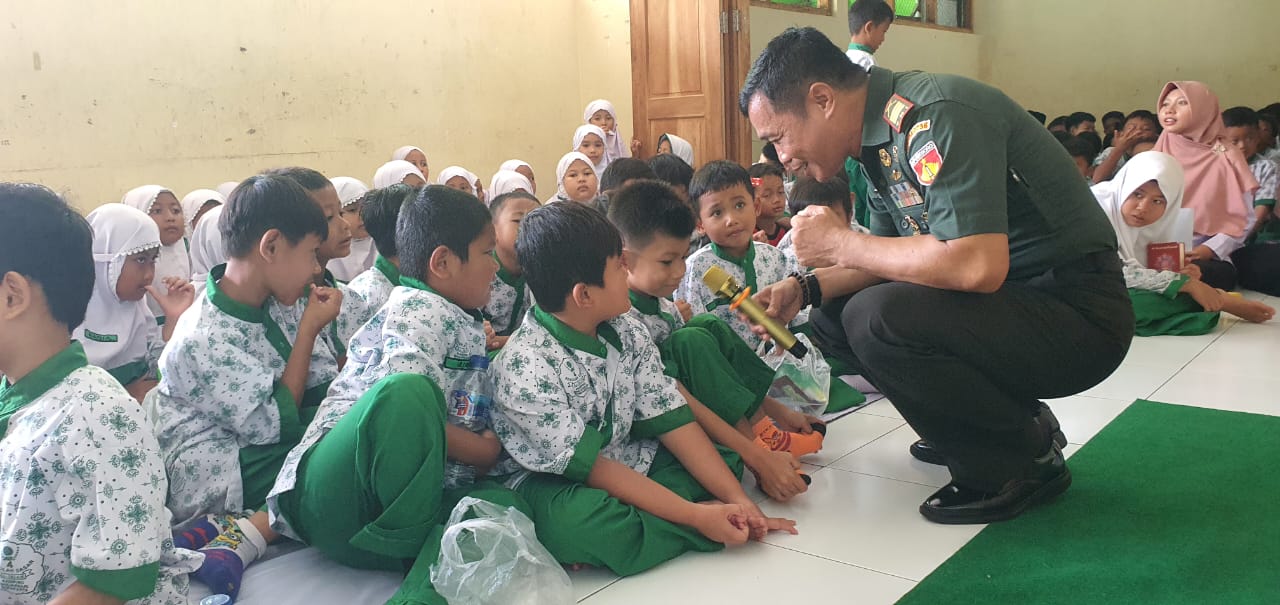 Stop Bullying di Lingkungan Sekolah, Danramil 02/Banjarsari Berikan Penyuluhan di SD Al Islam 4 Kadipiro