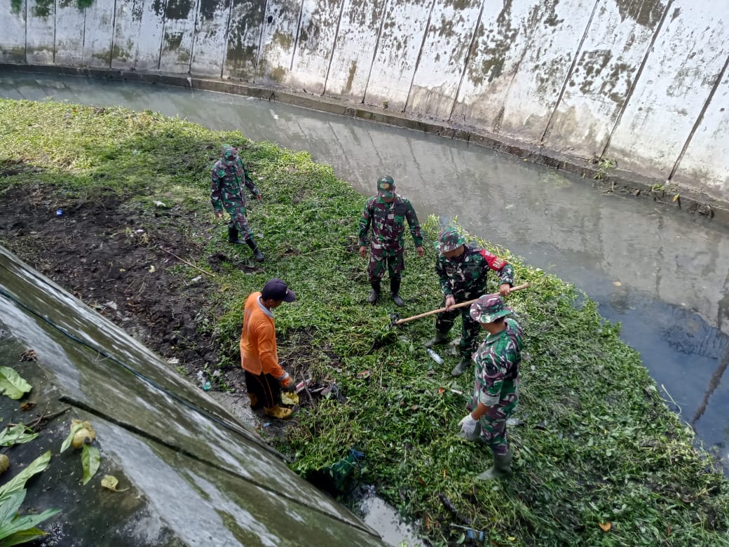 Sambut Hari juang TNI-AD, Koramil 02/Banjarsari Gelar Kerja Bakti Resik -Resik Kali PP