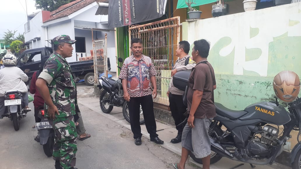 Bersama Lurah Dan Bhabinkamtibmas, Babinsa Gandekan Laksanakan Patroli Sambangi Warga