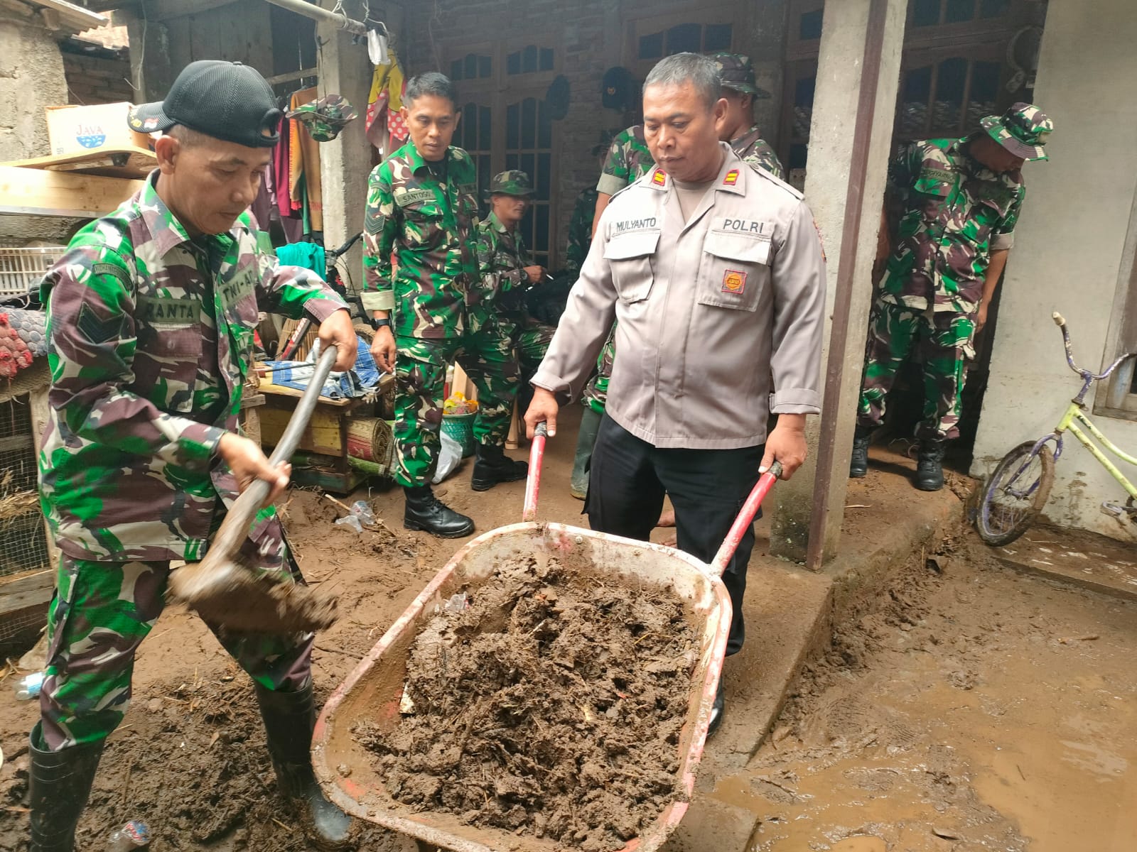 Pasca Banjir Bandang Banyubiru, Polres Semarang bantu warga kerja bakti.
