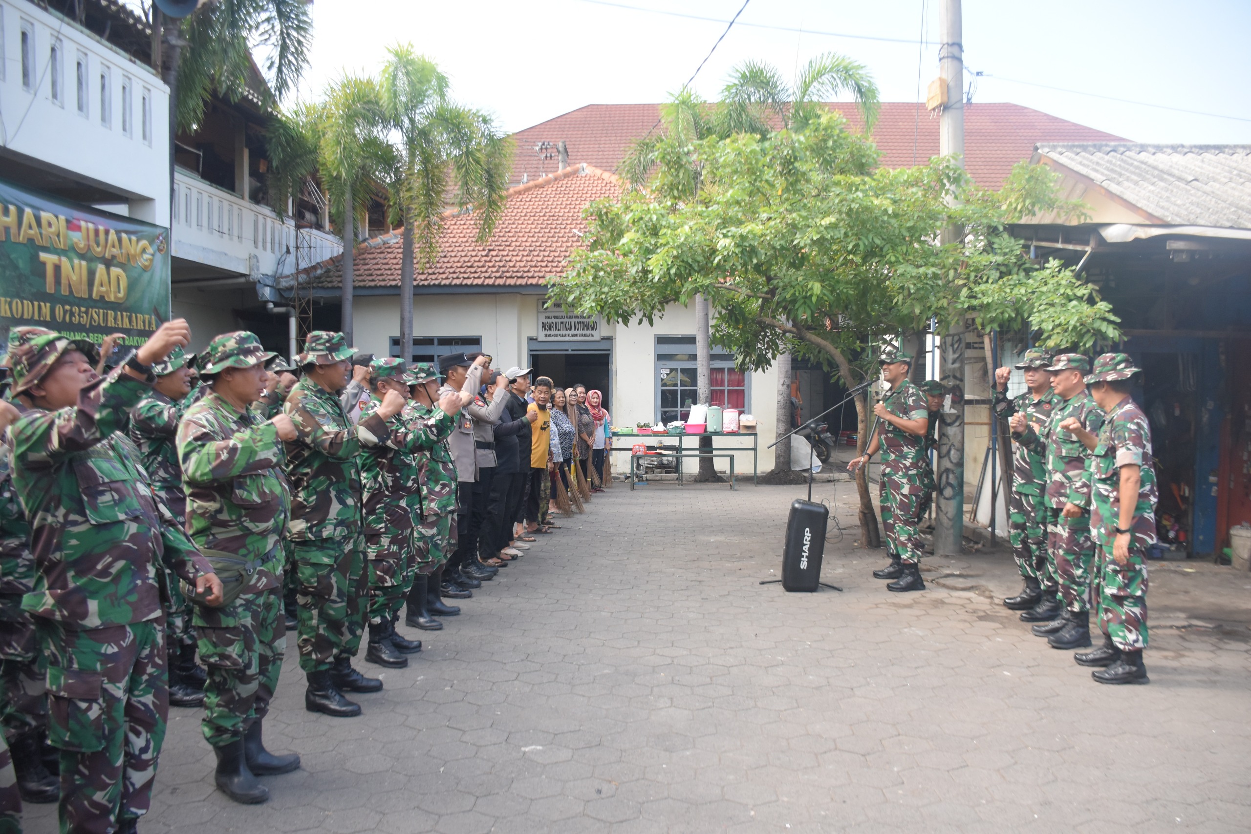 Peringati Hari Juang TNI AD Ke-79, Kodim 0735/Surakarta Gelar Karya Bakti Pembersihan Pasar Dan Bantuan Paket Sembako