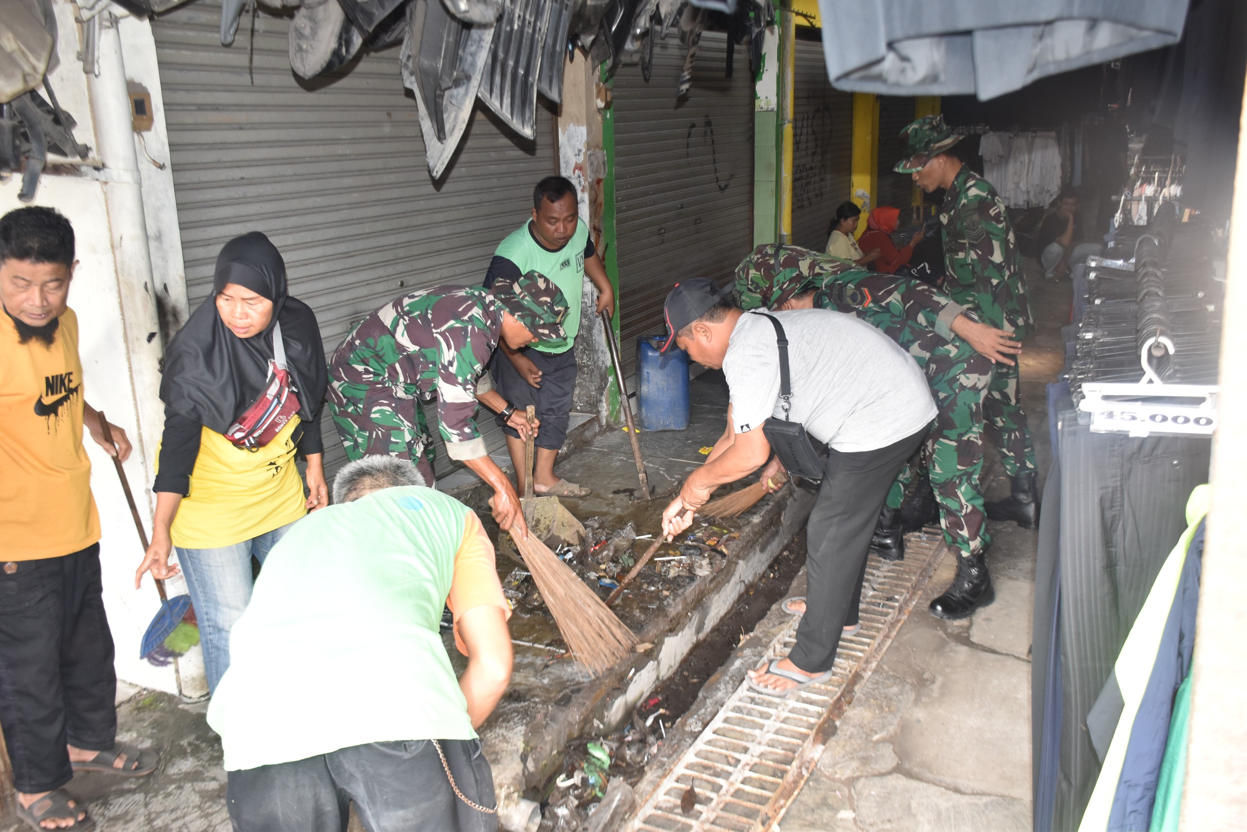 Peringati Hari Juang TNI AD Ke-79, Kodim 0735/Surakarta Gelar Karya Bakti Pembersihan Pasar Dan Bantuan Paket Sembako
