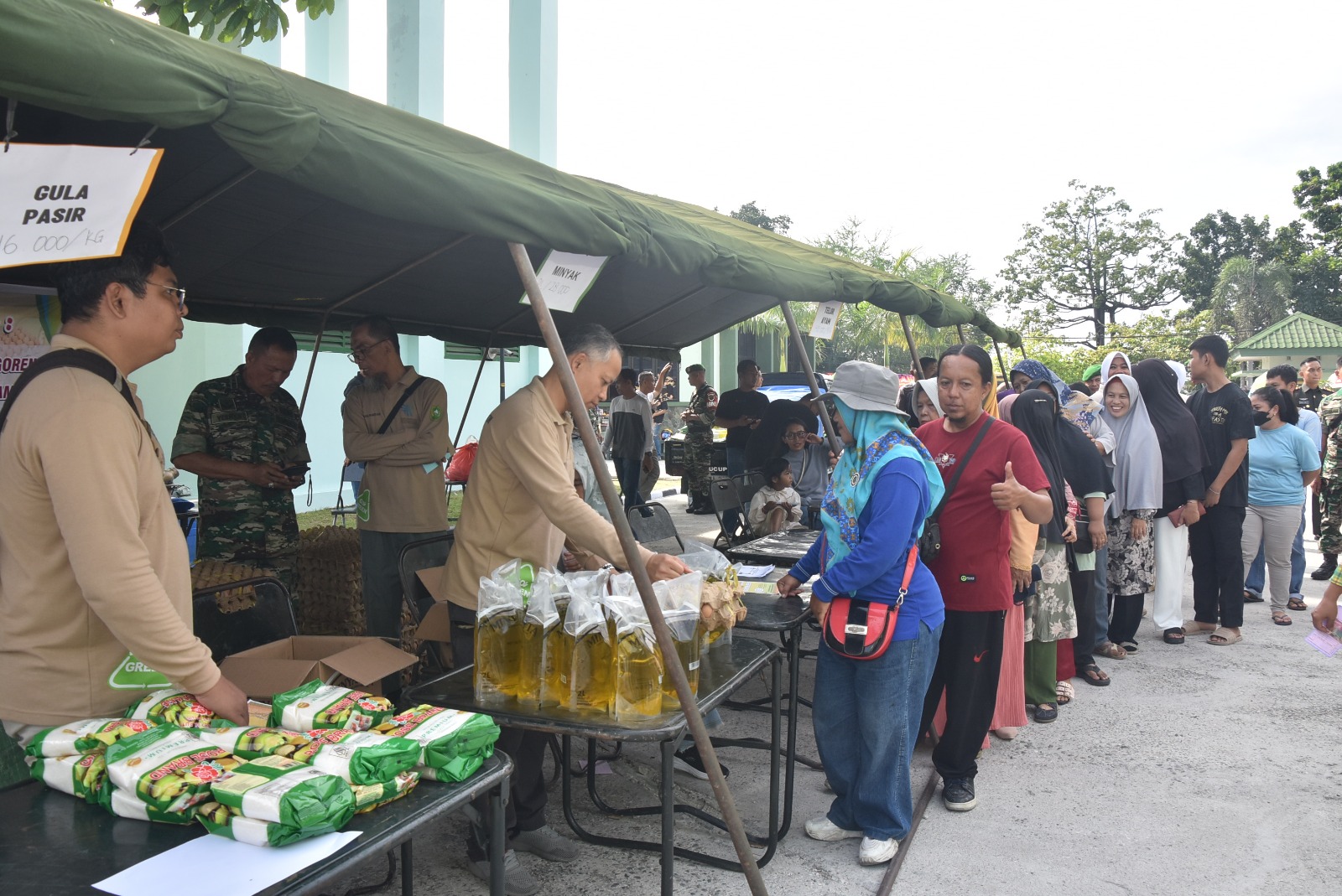 Puncak Hari Juang TNI AD Ratusan Warga Hadiri Bazar Korem 031/Wira Bima