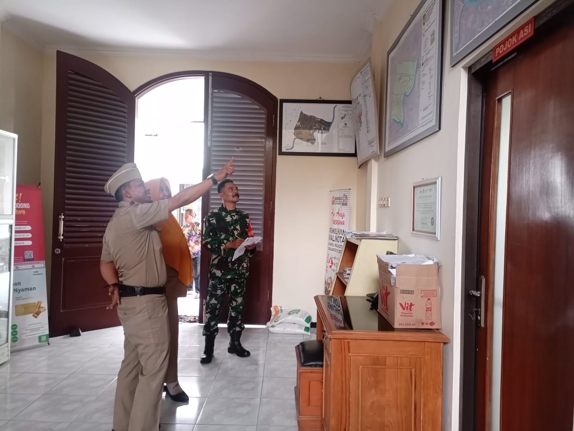 Peran Babinsa Pucangsawit Lakukan Pul data di Kantor Kelurahan